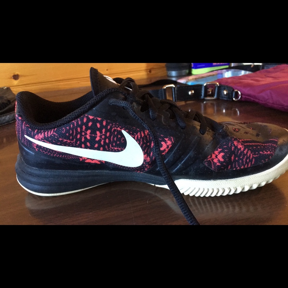 Nike shoes, size 6Y used but like new.